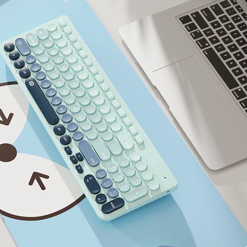 Quais são as vantagens de usar um teclado sem fio Bluetooth e um conjunto de mouse?